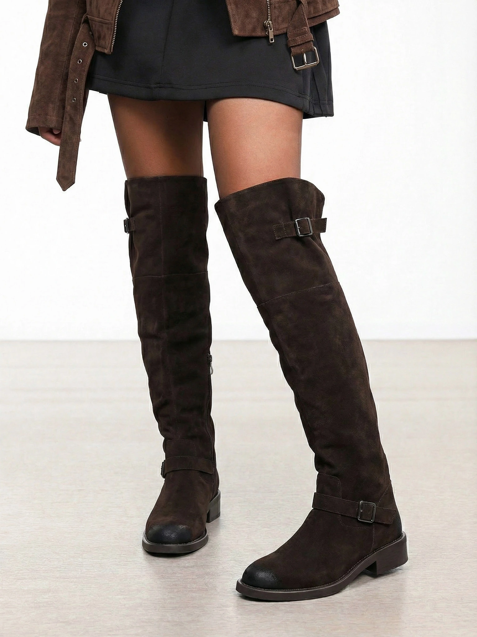 Ботфорты темно-коричневого цвета на низком каблуке